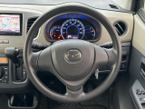 インテリアに合わせたデザインのステアリングは、運転される方のことも考え、運転しやすい形状、大きさです。是非一度、実際に触ってお確かめください。