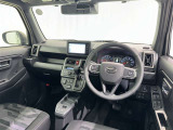 運転席まわりです。 各操作スイッチは使いやすい位置に配置されてます。