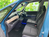 運転に集中できるシンプルなデザイン。操作しやすい配置で、安全運転をサポートします。快適なドライブをお楽しみください。