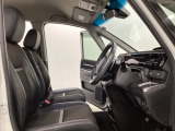 広い足元に肘掛けもついたゆったり座れるシートです。運転席と助手席の間が空いているため、助手席側への移動がスムーズです。交通量の多い道でも、助手席側から乗り降りができます。