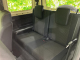 後部座席は、左右独立したシートで、ゆったりとくつろげます。荷物を積む際にも、シートアレンジが可能です。