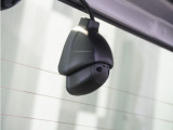 ◆リアにもドライブレコーダーを装備しております◆映像・音声などを記録する自動車用の装置です。もしもの事故の際の記録はもちろん、旅行の際の思い出としてドライブの映像を楽しむことができます。