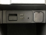 USBポートとAUX端子を装備し、スマートフォンとの接続もスムーズ。充電も可能で、ドライブ中のエンターテイメントを充実させてくれます。