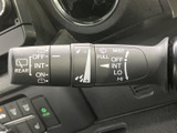 雨天時もクリアな視界を確保。ワイパーの作動状況を簡単に調整できます。各モードを使い分け、状況に応じた快適な運転をサポートします。