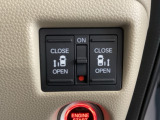 リアドアは乗り降りに便利な両側電動スライドドアです。また運転席に座っていながらスイッチ操作で自在にスライドドアを開け閉めできます。