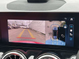 【360&deg;カメラシステム】4つのカメラにより、車両周囲を俯瞰で確認することができます。カメラの呼び起しは手動でも可能ですので、狭い道でも安心してお乗りいただけます。