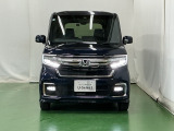 LEDヘッドライトを装備しています。LEDヘッドライトはとても明るく、雨の日や夜間走行も安全・安心です。オートライトコントロール付きで周囲の明るさに応じて自動で点灯・消灯します