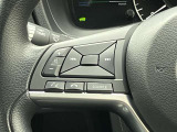 運転中も視線を外さずチャンネルやボリューム調整可能、安心便利なステアリングスイッチ付き!