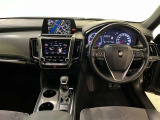 運転席周りのレイアウトをご覧ください。ナビゲーションが綺麗に装着されすっきり収まってますね!