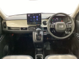 車内は光触媒抗菌消臭施工済です。インパネ周りはスタイリッシュなデザインで機能や装備も充実しています。グローブボックスやカップホルダーのほかにトレーなどたくさんの収納スペースが付いています。