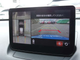 360度ビューカメラを搭載。4方の小型カメラの映像を処理し、車両真上からの映像に変換しています。