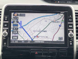 通信ユニット内蔵の日産純正9インチメモリーナビ(MM517D-L)装備。純正ならではの車種専用設計、音声対話検索に加え直接ナビからオペレーター通話も可能。ブルーレイ再生など多彩なメディア対応。
