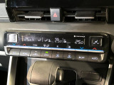 【左右独立型フルオートエアコン】運転席と助手席でそれぞれお好みの温度に設定可能。同乗者にも配慮した、快適な空調をお届け致します。