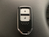 スマートキーを装備しています。鍵を差し込むことなくドアロックの開け閉めと、スタートボタン操作でのエンジンスタートができます。