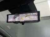 後方のカメラ映像をミラー面に映し出すインテリジェントルームミラー。同乗者や積載物で後方視界が遮られる場合でも、クリアな視界を確保して安全確認が行えます。