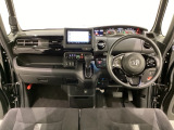 車内は光触媒抗菌消臭施工済です。インパネ周りはスタイリッシュなデザインで機能や装備も充実しています。グローブボックスやカップホルダーのほかにトレーなどたくさんの収納スペースが付いています。