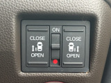 両側電動スライドドアです。リモコンや運転席スイッチ、ドアハンドルの操作で自動開閉。お子さまを抱きかかえている時や荷物の多い時などに便利です。