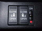 運転席からもスライドドアを楽々操作でスピーディーに!またスマートキーでも開閉できるので便利です。