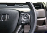 Hondaセンシングの機能のひとつ、アダプティブクルーズコントロール付!アクセルから足を離しても設定したスピードと前車との車間を保ち走行してくれます!車線維持もアシスト☆高速道路で疲労軽減ですね☆
