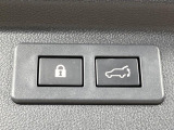 【パワーバックドア】スマートキーや運転席のボタンを押すだけでリアゲートが自動で開閉します!荷物を持っている時や、高い位置にあるバックドアを閉める際に便利な機能です♪