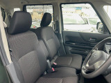 運転席まわりには十分なスペースがあり、大柄な方でもゆったり運転していただける環境です。