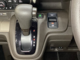 CVT車のセレクトレバーです。低速から高速まで、変速ショックのないスムーズな走りと、エンジン効率のよい領域を維持して燃費にも貢献します。サイドブレーキはスイッチ操作の電子制御パーキングブレーキです。