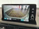 リバースギアに入れるだけで後方の表示へ切り替わります。夜間や雨の日の駐車も楽になりますよ。