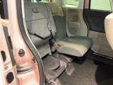 【チップアップシート】座面を跳ね上げれば、後席がそのまま背の高い荷物置き場に。ベビーカーや観葉植物も、横にせずそのまま積み込めます。「高さ」を活かせる車に欠かせないアレンジです。