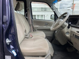 開放感のある室内空間が広がります。運転席からの視界も良好で、快適なドライブを楽しめます。