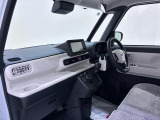 ダイハツのお店では、ダイハツ車を知り尽くしたプロフェッショナルが、専用の診断機器を使って各システムを点検しております。
