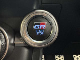 GR専用エンジンスタートボタンです。キーが車内にあれば、エンジンの始動・停止はブレーキを踏んでスイッチを押すだけ!キーを取り出す手間を省き、ワンプッシュでエンジンを操作するので簡単でスムーズです。