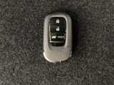 スマートキーを装備しています。鍵を差し込むことなくドアロックの開け閉めと、スタートボタン操作でのエンジンスタートができます。ボタン操作でトランクが開けられる電動テールゲートのボタンもついています。