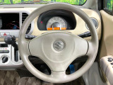 インテリアに合わせたデザインのステアリングは、運転される方のことも考え、運転しやすい形状、大きさです。是非一度、実際に触ってお確かめください。