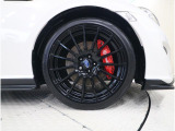 18インチアルミホイール(ブラック塗装)&215/40R18タイヤ装備。ブレーキはbrembo製フロント(17インチ対向4ポット)&リヤ(17インチ対向2ポット)ベンチレーテッドディスクブレーキ装備。