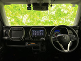 広々とした室内空間で、快適なドライブをサポート。運転に必要な情報が視認しやすく、操作もスムーズに行えます。