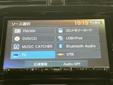 多彩なソースに対応し、お好みの音楽をお楽しみいただけます。CDやUSB、Bluetooth接続で、ドライブがより一層楽しくなります。