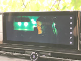 見やすい地図画面は、運転中の情報収集をサポート。渋滞情報やルート検索など、様々な機能が搭載されています。安全運転に役立つ情報を提供します。