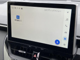 高精細なディスプレイが、運転に必要な情報を分かりやすく表示。直感的な操作で、快適なドライブをサポートします。