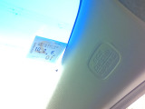 側面衝突時に窓の上部からカーテンのように展開し、頭部や首への衝 撃を軽減します。前後席を広くカバーすることで、乗員全体の安全性を高め、万が一の事故時にも被害の軽減に役立ちます。