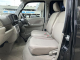 運転席からの視界は良好で、操作性も抜群です。快適なドライビングをサポートする機能が充実しています。広々とした空間も魅力です。
