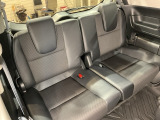 3列目は跳ね上げることにより大きな荷室を作ることが出来ます。