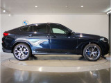 【BMWの伝統-3】BMWのお車は、&ldquo;駆け抜ける歓び&rdquo;を体現しております。走行の安定性とコーナリングの良さを追求し、思い通りにハンドルの操作可能です。