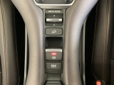 ギアセレクターの下に、異なる加速感を楽しめるドライブモードスイッチがついています。一般道、スポーツ走行、エコ走行など、シーンに合わせて最適な加速感を楽しめるドライブモードスイッチです。