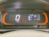 見やすいメーターパネルで、運転に必要な情報を的確に把握できます。走行距離や燃料残量もひと目で確認でき、快適なドライブをサポートします。