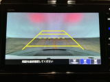 【バックカメラ】運転が苦手な方も車庫入れラクラクです!ギアをリバースに入れれば自動的に切り換わりますので、面倒な操作は不要です♪狭い駐車場もお車を傷つけず安心ですね!