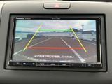 リバース時の安全性を高めるカメラ映像を、鮮明に表示します。狭い場所でも安心して駐車でき、運転をサポートします。