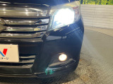 【LEDヘッドライト】悪天候や夜間走行時も良好な視界を確保し安心して運転できる高輝度LEDヘッドライトを装備!点灯速度が早く、消費電力も抑えられています。