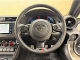 ステアリングスイッチ搭載!手を離さずに手元のスイッチでさまざまな操作が可能。運転中、視線をそらさなくても操作ができて安全です!