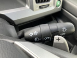 操作しやすいウインカーレバーで、安全な車線変更をサポート。スムーズな操作感で、運転の快適性を高めます。日常の運転をより安心・安全に。