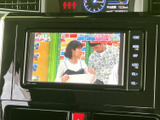 停車中にテレビや動画を楽しめる機能が搭載されています。休憩時間や待ち時間に、エンターテインメントを満喫できます。